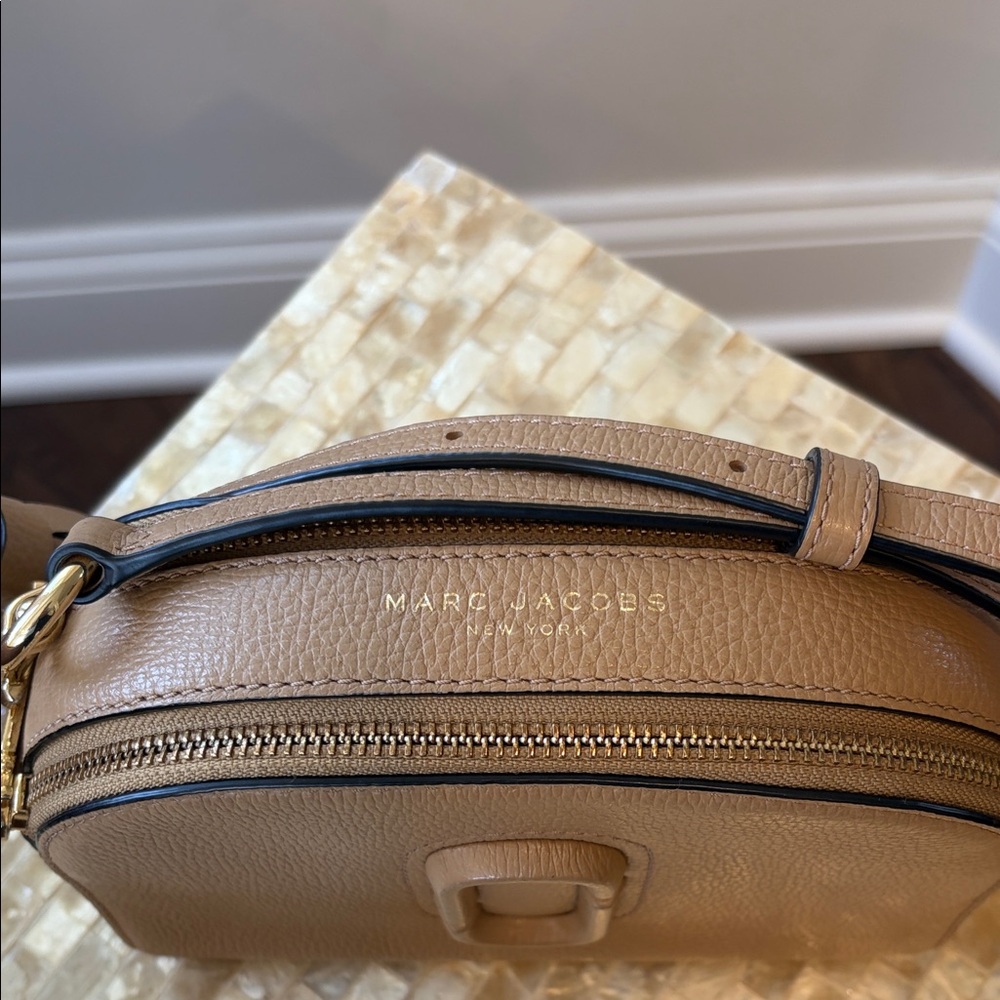 Marc Jacobs Camel TanCrossbody Pebble Shutter - Picture 2 of 13
